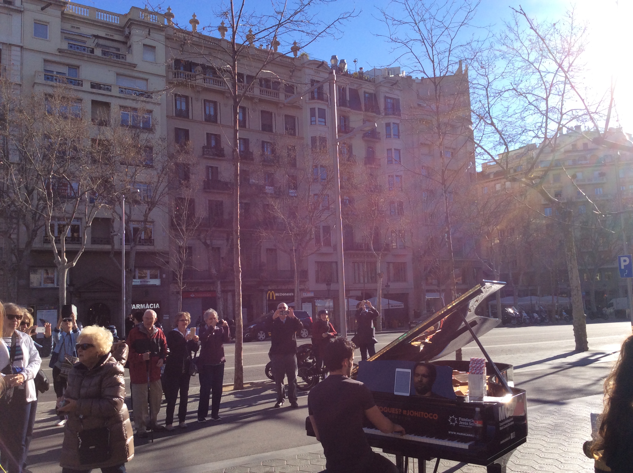 piano concert at Passeig de Gracia during the Gaudí Tour