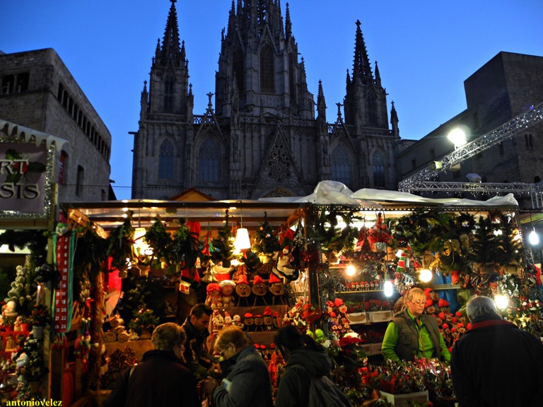 Christmas market in front of the Cathedral