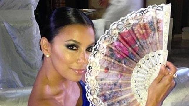 The actress Eva Longoria with the flamenco dress and a fan